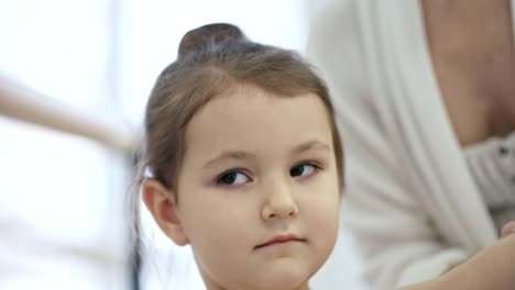 Fleißige-Mädchen-Turnen-mit-Ballettlehrerin