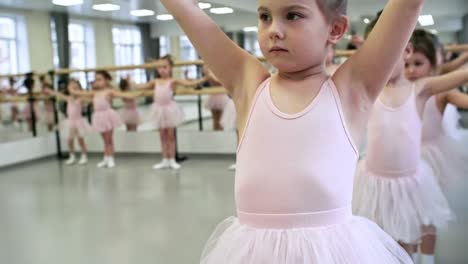 Mädchen-lernen-Ballett-Arm-Positionen