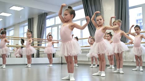 Mädchen-Training-in-Ballett-Klasse