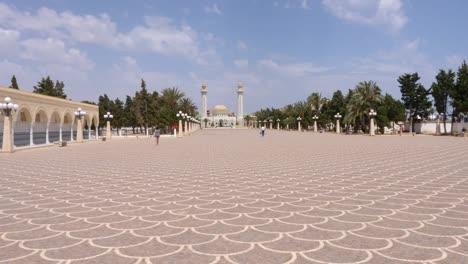 Touristen-Menschen-zu-Fuß-auf-quadratischer-Habib-Bourguiba-in-Monastir-Stadt-Tunesien