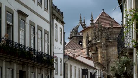 Alte-Architektur-und-die-Burg-von-Braga,-Portugal