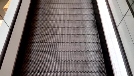 escalator-path-at-the-airport