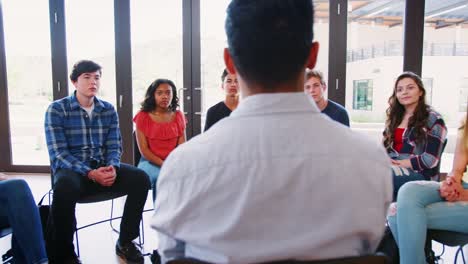 Hombre-Tutor-líder-grupo-de-discusión-entre-alumnos-de-secundaria