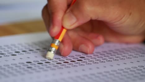 Studenten-testen-Prüfung-mit-Bleistift-Zeichnung-ausgewählte-Multiple-Choice-Tests-oder-Prüfungen-Tests-beantworten-Blätter-Übungen-in-der-Schule,-Hochschule-Universität-Klassenzimmer