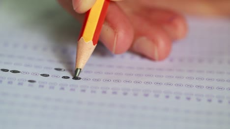Studenten-testen-Prüfung-mit-Bleistift-Zeichnung-ausgewählte-Multiple-Choice-Tests-oder-Prüfungen-Tests-beantworten-Blätter-Übungen-in-der-Schule,-Hochschule-Universität-Klassenzimmer