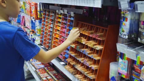 Compra-de-papelería-en-la-tienda.