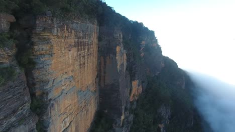 Drohne-Filmmaterial-fliegen-über-Blue-Mountains,-Australien