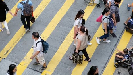 Slow-Motion-von-beschäftigt-Fußgängerüberweg-in-Hong-Kong