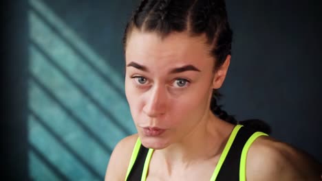 Closeup-Retrato-mujer-hermosa-joven-boxeo-entrenamiento-en-gimnasio-de-perforación