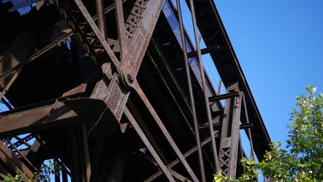 Un-tiro-del-establecimiento-de-un-ferrocarril-acero-oxidado-del-paso-superior