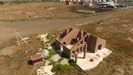 La-casa-está-construida-de-ladrillo-rojo.