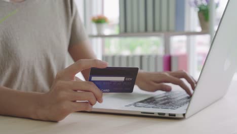 close-up-woman's-hand-using-credit-card