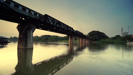 tren-en-puente-sobre-el-río-Kwai-en-Tailandia