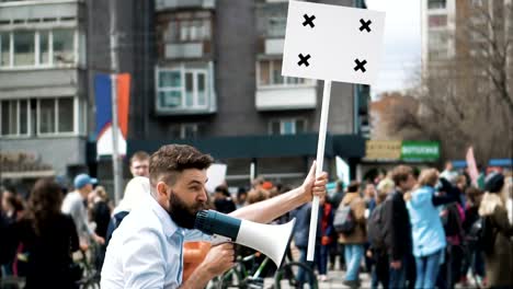 Primer-plano-de-la-cabeza-de-un-hombre-en-huelga.-Lucha-por-la-libertad-en-América-es-lenta