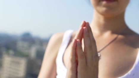 Mujer-siente-gratitud-Namasté-de-manos-orando-posición,-mujer-ora-Dios-pide-ayuda