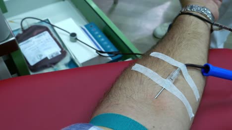 En-el-Departamento-de-la-transfusión,-una-persona-donar-sangre