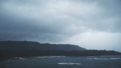 Oahu-sombrío-Tropical-tormenta-sobre-Tortuga-Bay