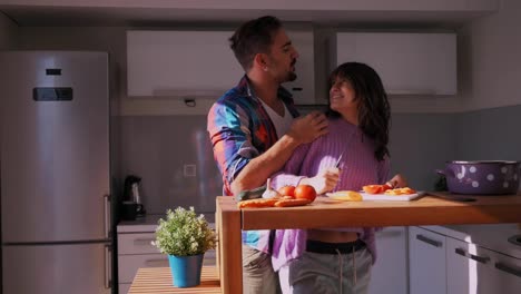 Sonrisa-de-novia-que-se-divierten-con-su-novio-en-la-cocina