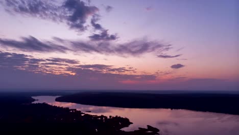 Malerischen-Sonnenuntergang-über-dem-Fluss-Timelapse.