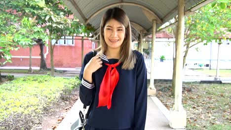 Frau-mit-japanischer-Student-Kleid