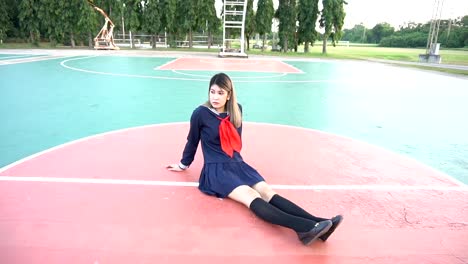 Frau-mit-japanischer-Student-Kleid