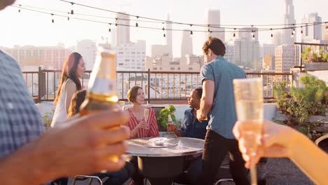 Freunde-versammelt-auf-Dachterrasse-für-Party-mit-Skyline-der-Stadt-im-Hintergrund