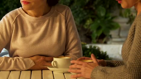 Quitar-mano-de-mujer-y-niega-ayuda-amigo,-de-envidia-despojos-relación,-closeup