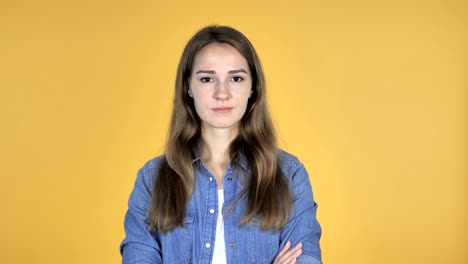 Mujer-bonita-agitando-el-dedo-para-rechazar-aislado-sobre-fondo-amarillo