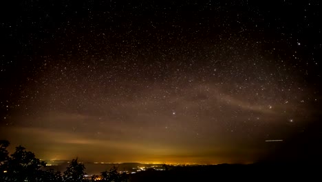 Timelapse-de-senderos-de-estrellas-en-movimiento-en-el-cielo-de-la-noche.