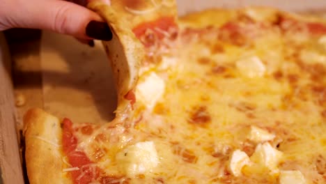 Rebanada-de-pizza-muy-cursi-en-la-mano