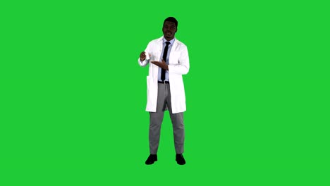 Lächelnd-Arzt-oder-Sanitäter,-die-Präsentation-von-Nasenspray-auf-einem-Green-Screen,-Chroma-Key