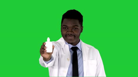 Afro-amerikanische-Arzt-präsentiert-Nasenspray-auf-einem-Green-Screen,-Chroma-Key