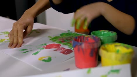 Girl-with-hands-in-paints-finger-painting-at-class