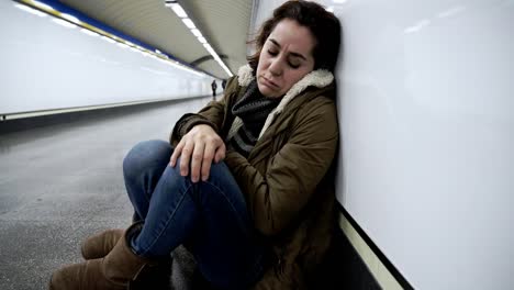 Hoffnungslos-und-erschöpften-Frau-leiden,-Depressionen-und-Angstzuständen-in-u-Bahn-Tunnel-in-Work-Life-Balance-Probleme-Negative-Körperbild-finanziellen-Schwierigkeiten-und-psychischen-Stress-Veranstaltungen-und-Loos-Geliebten.