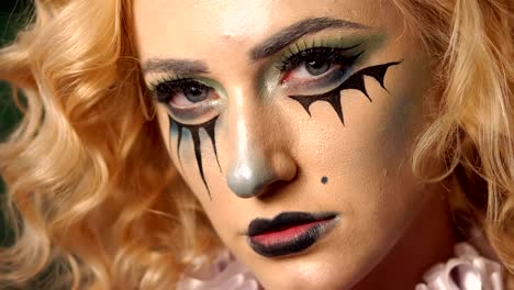 Nahaufnahme-Gesicht-eines-Mädchens-mit-hellem-Make-up-für-Halloween.