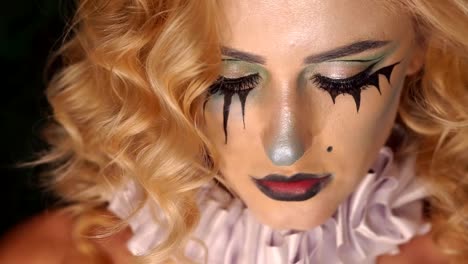 Porträt-der-jungen-Frau-mit-verängstifteten-Halloween-Make-up.