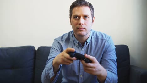 Mann-spielt-Fußball-Videospiel-im-Fernsehen.-Gamepad-Controller-in-den-Händen.