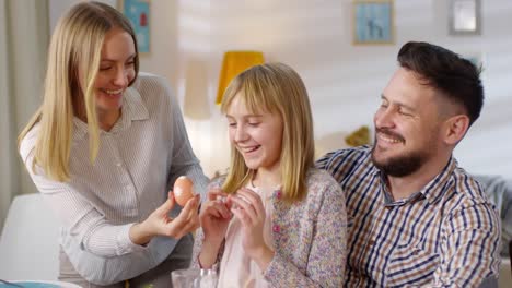 Mutter-gibt-Osterei-an-Tochter