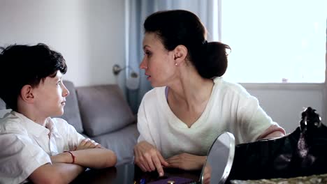 Retrato-de-mujer-seria-hablando-con-hijo-adolescente