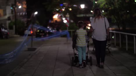 Mujer-que-tiene-paseo-nocturno-con-niños