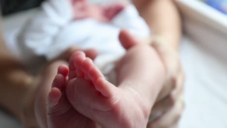 Baby-newborn-feet-together,-infant-foot