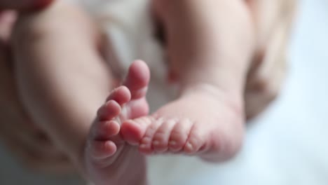 Baby-newborn-feet-together,-infant-foot