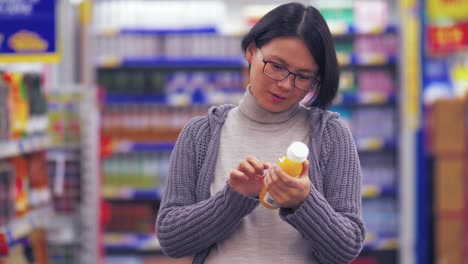 Mujer-asiática-embarazada-comprando-en-el-mercado