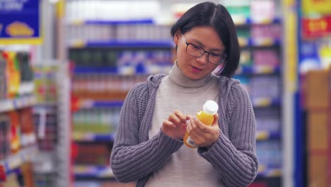 Pregnant-asian-woman-shopping-in-the-market