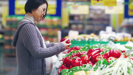 Pregnant-asian-woman-shopping-in-the-fresh-market