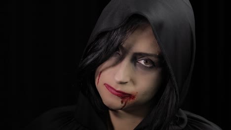 Vampir-Halloween-Make-up.-Frau-Porträt-mit-Blut-auf-ihrem-Gesicht.