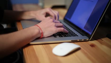 Joven-de-cerca-escribiendo-en-el-teclado,-teclado-de-la-computadora-del-español