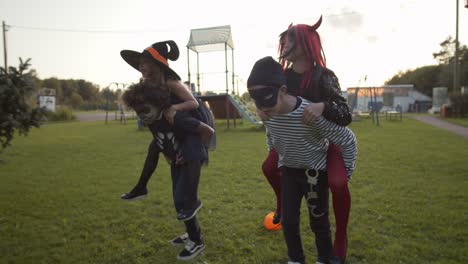 Niños-y-niñas-divirtiéndose-en-Halloween