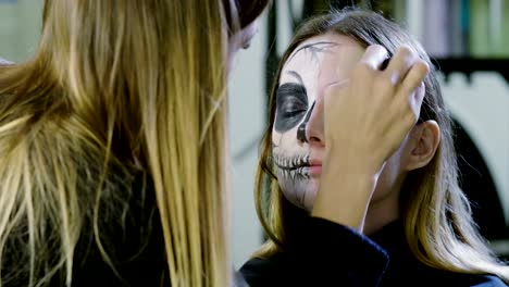 Artista-de-maquillaje-está-haciendo-mujer-rubia-como-novia-muerta-para-la-fiesta-de-Halloween.-4K