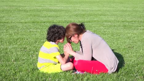 Madre-e-hijo-rezando-al-aire-libre